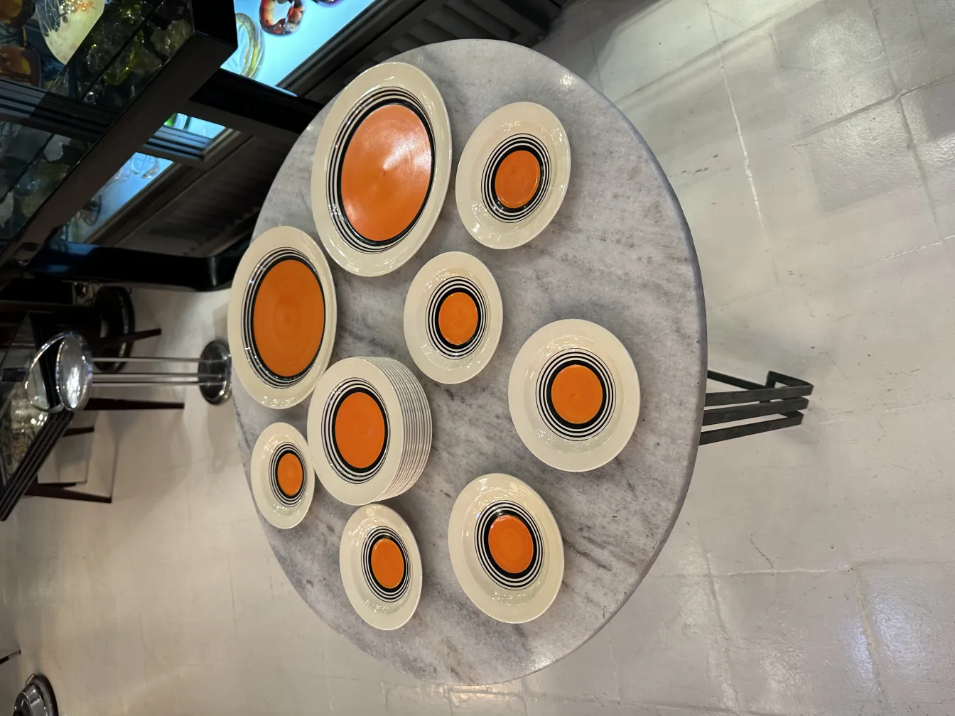 service à thé ancien avec assiettes colorées sur une table