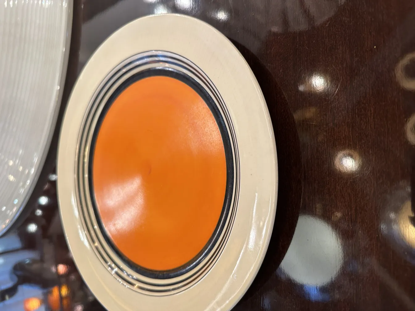 conjunto de chá antigo com pratos decorativos de cores variadas