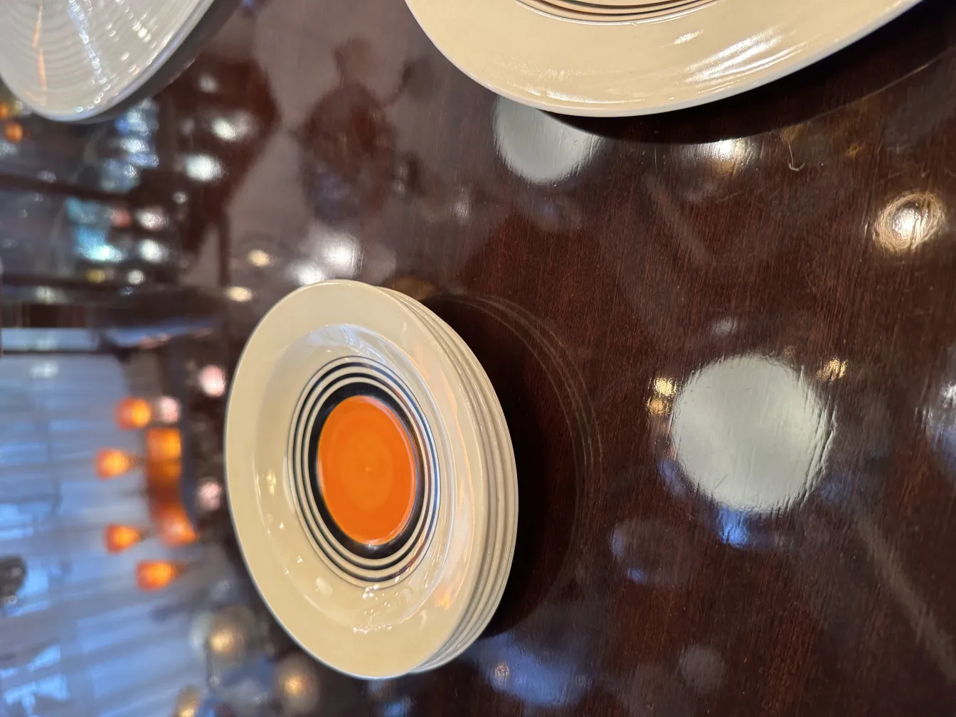 service à thé ancien sur une table brillante avec des assiettes colorées