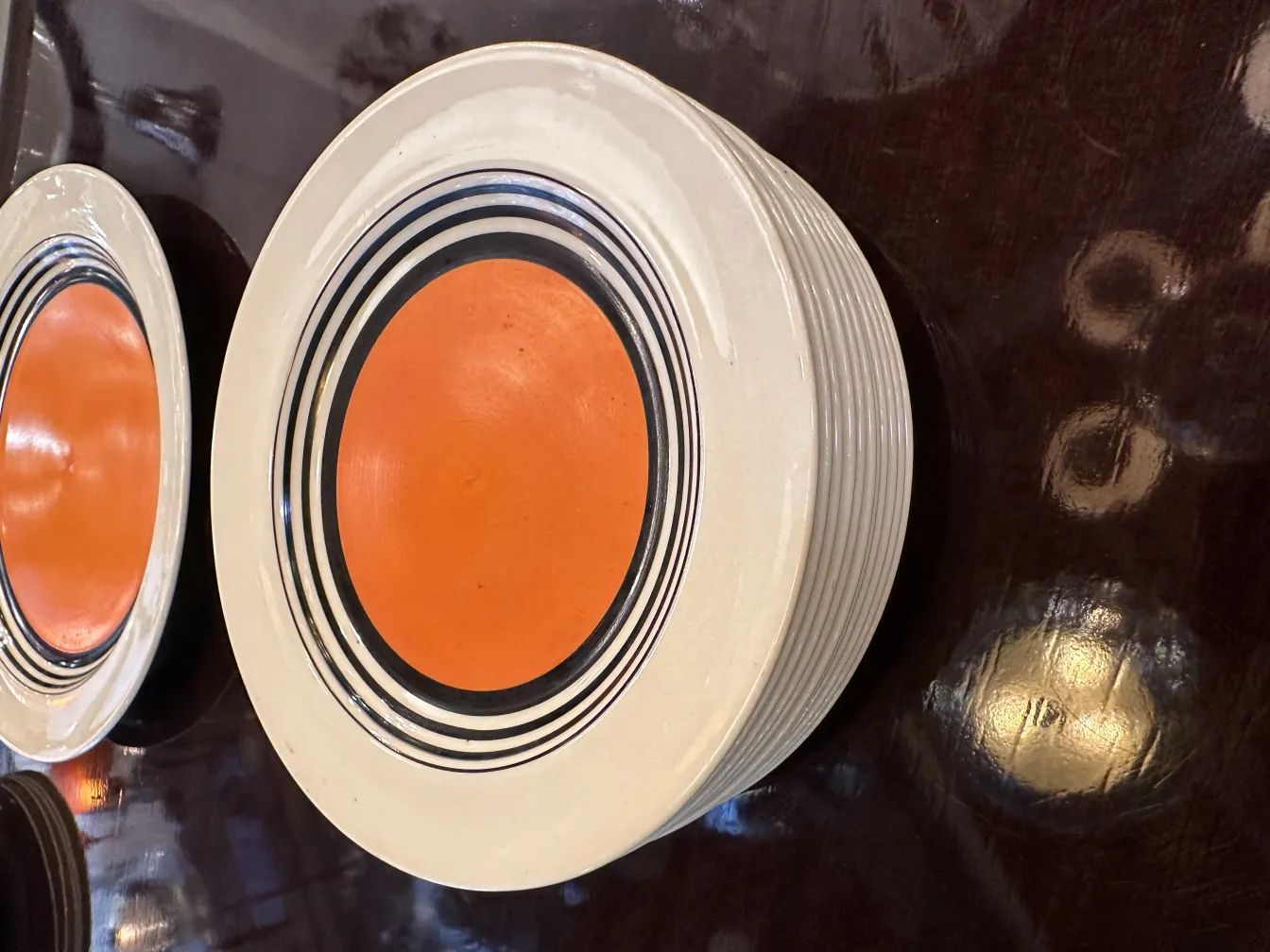 Service à thé ancien avec design coloré dans un cadre élégant.