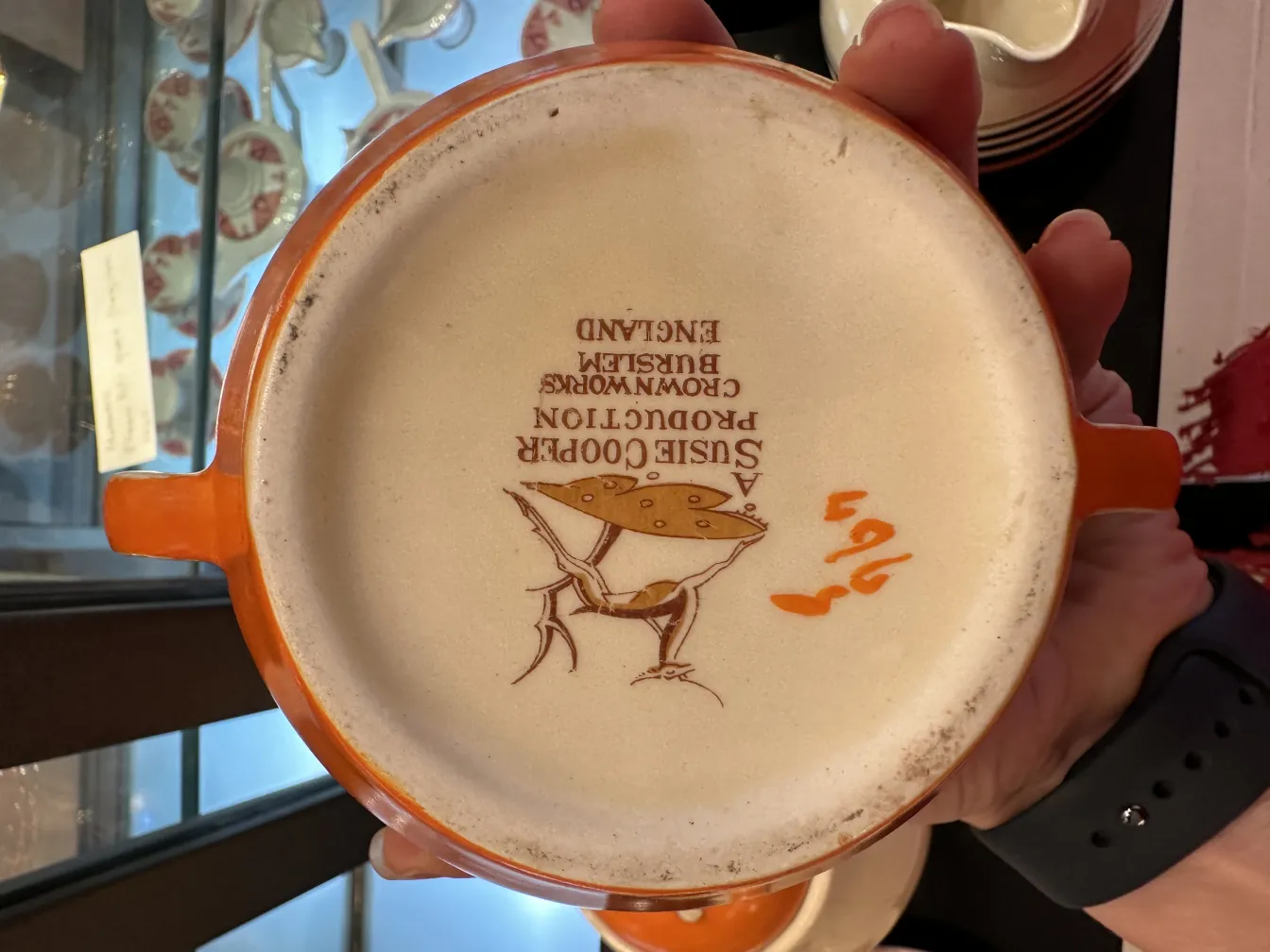 juego de té antiguo en cerámica con diseño clásico. Incluye tazas y tetera.