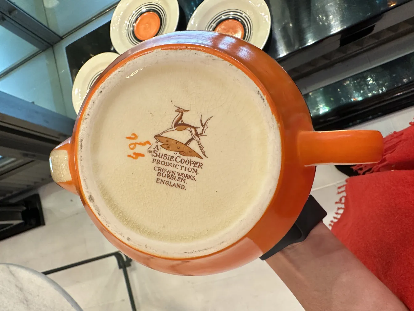 古董橙色茶具在浅色背景上