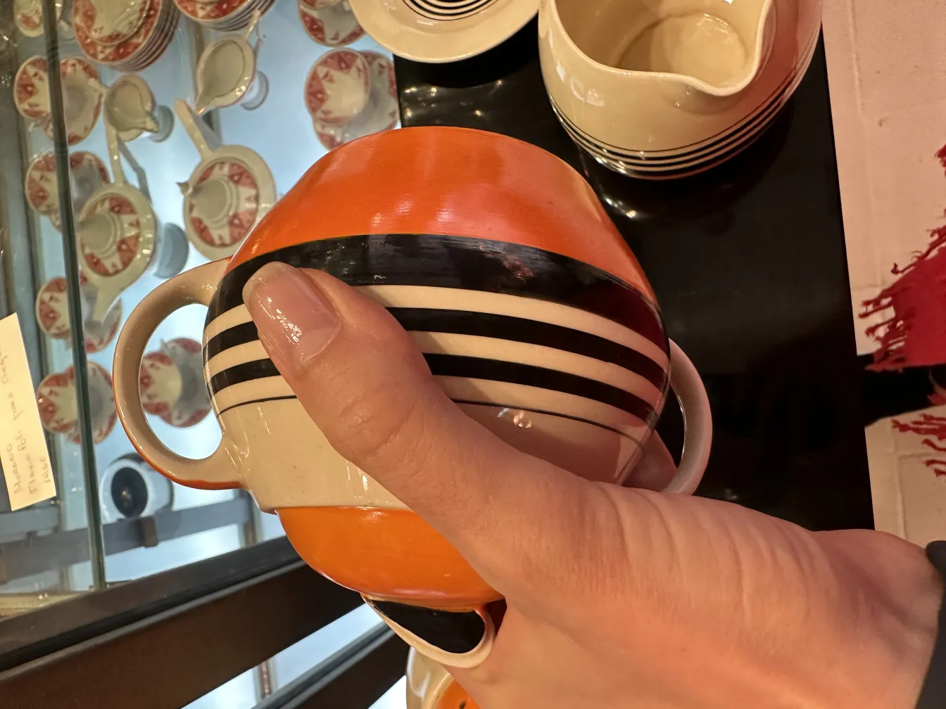 독특한 디자인과 생생한 색상이 특징인 고풍스러운 차 세트