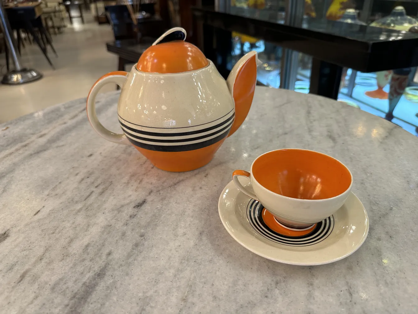 古董茶具色彩缤纷陶瓷包含茶壶和杯子