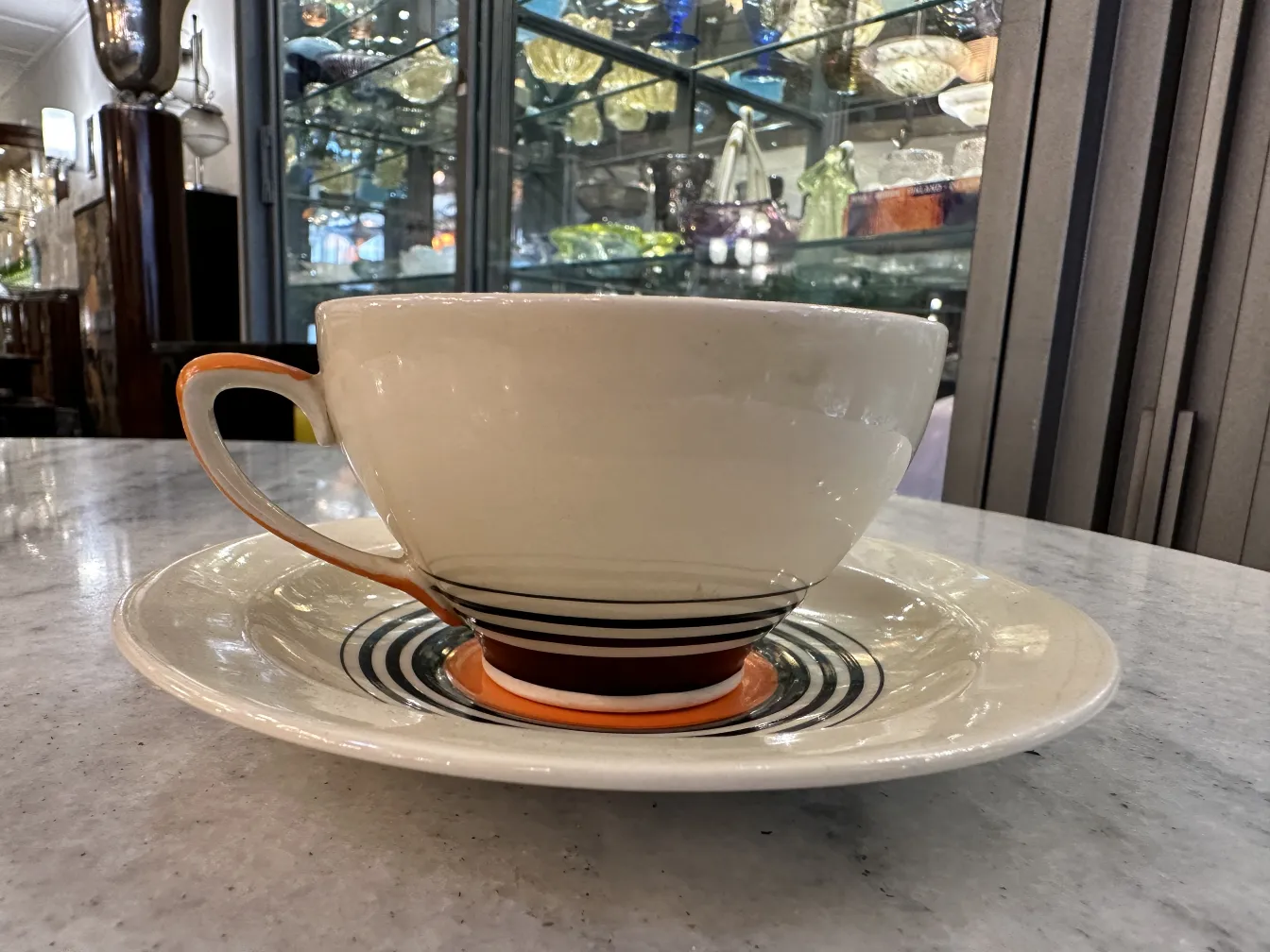 antiguo juego de té con taza y plato, colores llamativos