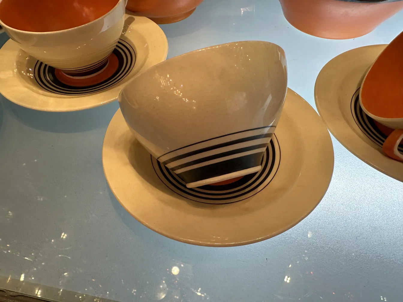 service à thé ancien avec tasses et soucoupes aux couleurs claires et foncées