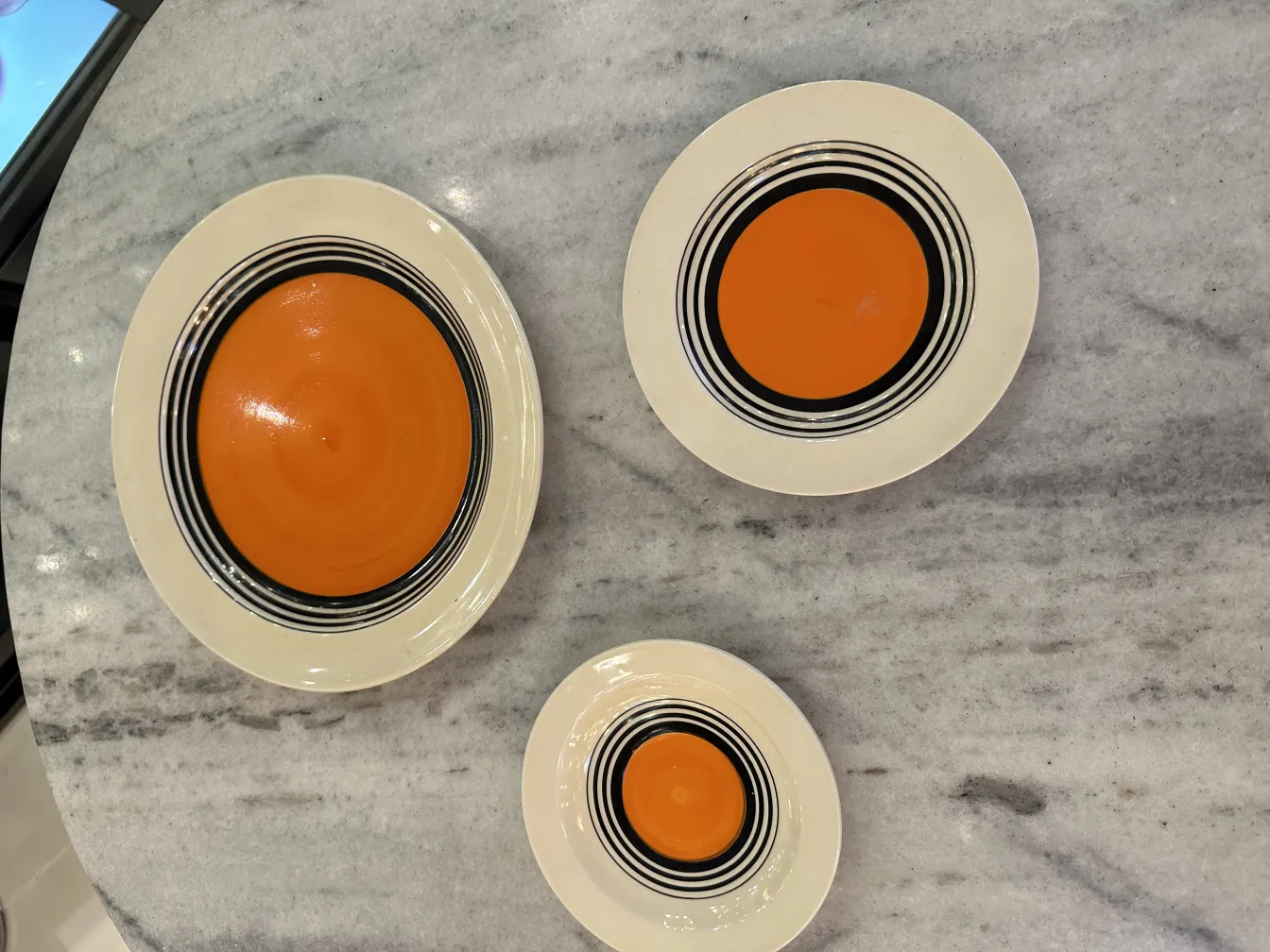 Ancien service à thé avec des sous-tasses orange