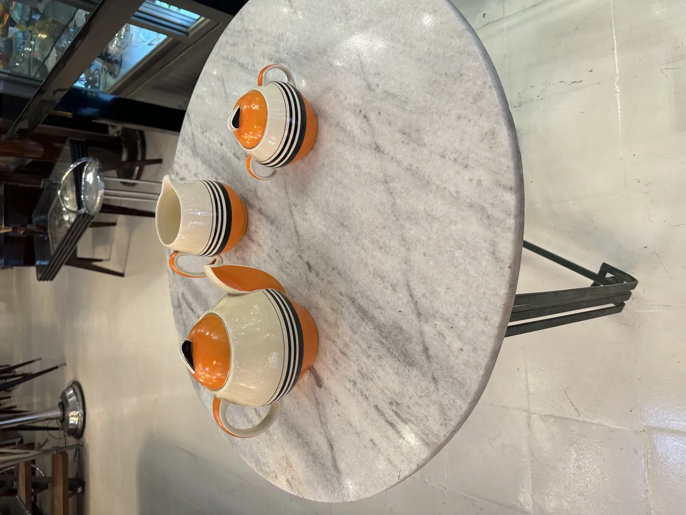 conjunto de chá antigo em uma mesa de mármore, inclui xícaras e jarra, design atraente com cores vibrantes