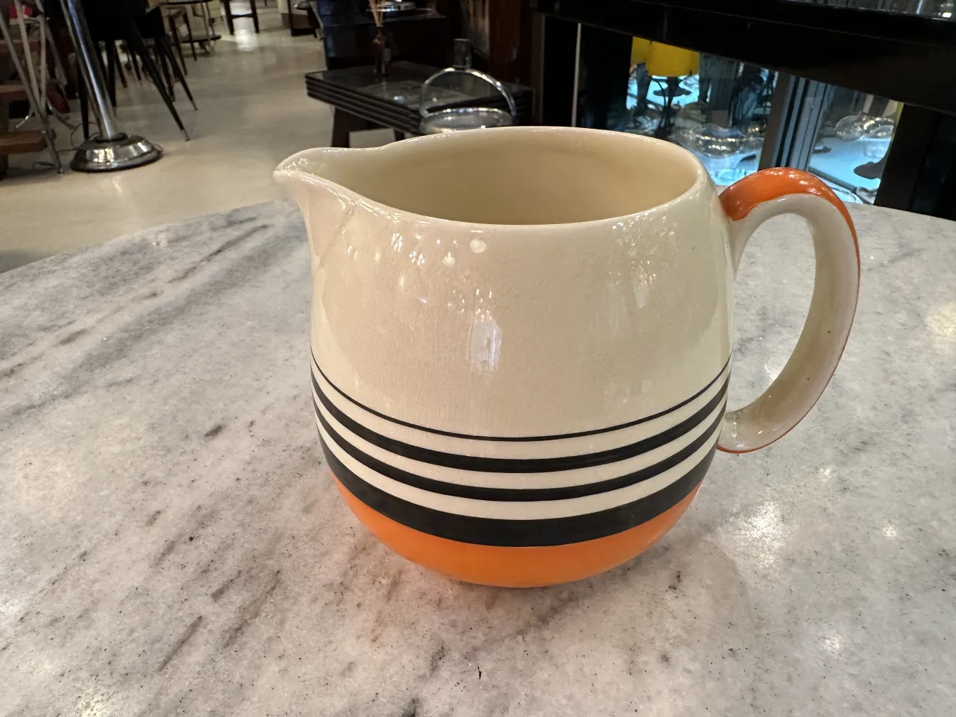 jarra antigua decorada con rayas, fondo de mármol