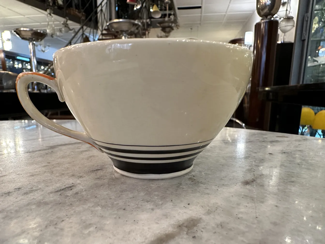 古董白色和黑色茶具，适合展示