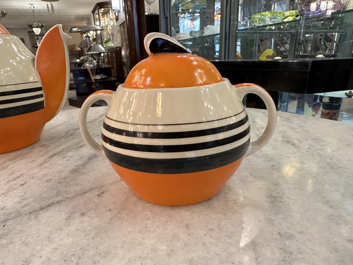 juego de té antiguo con teteras de colores y rayas