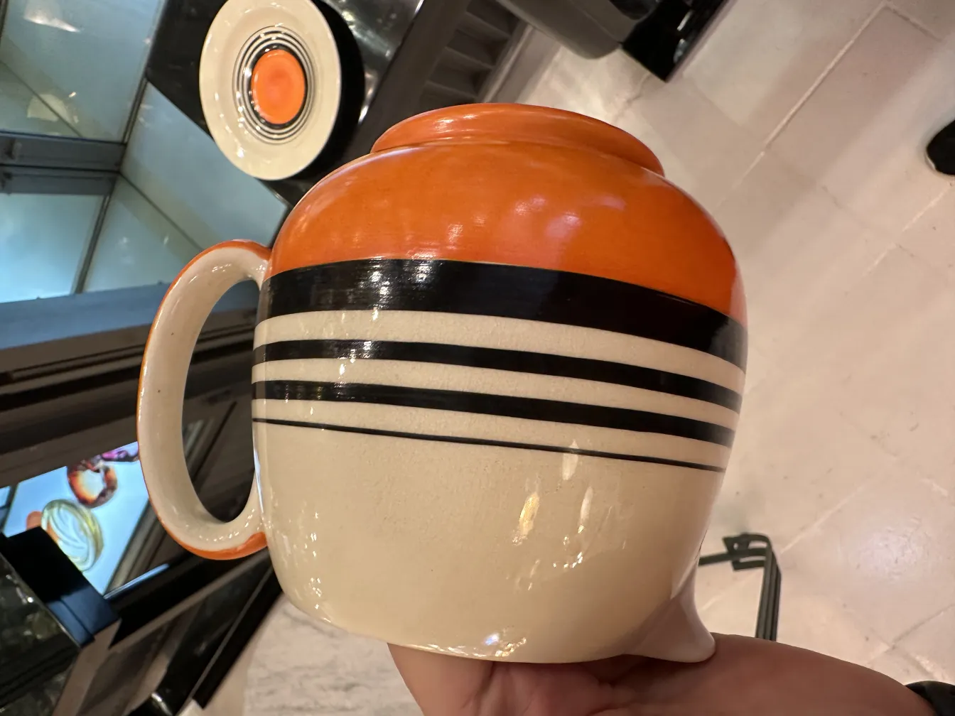 antico set da tè con design colorato e moderno