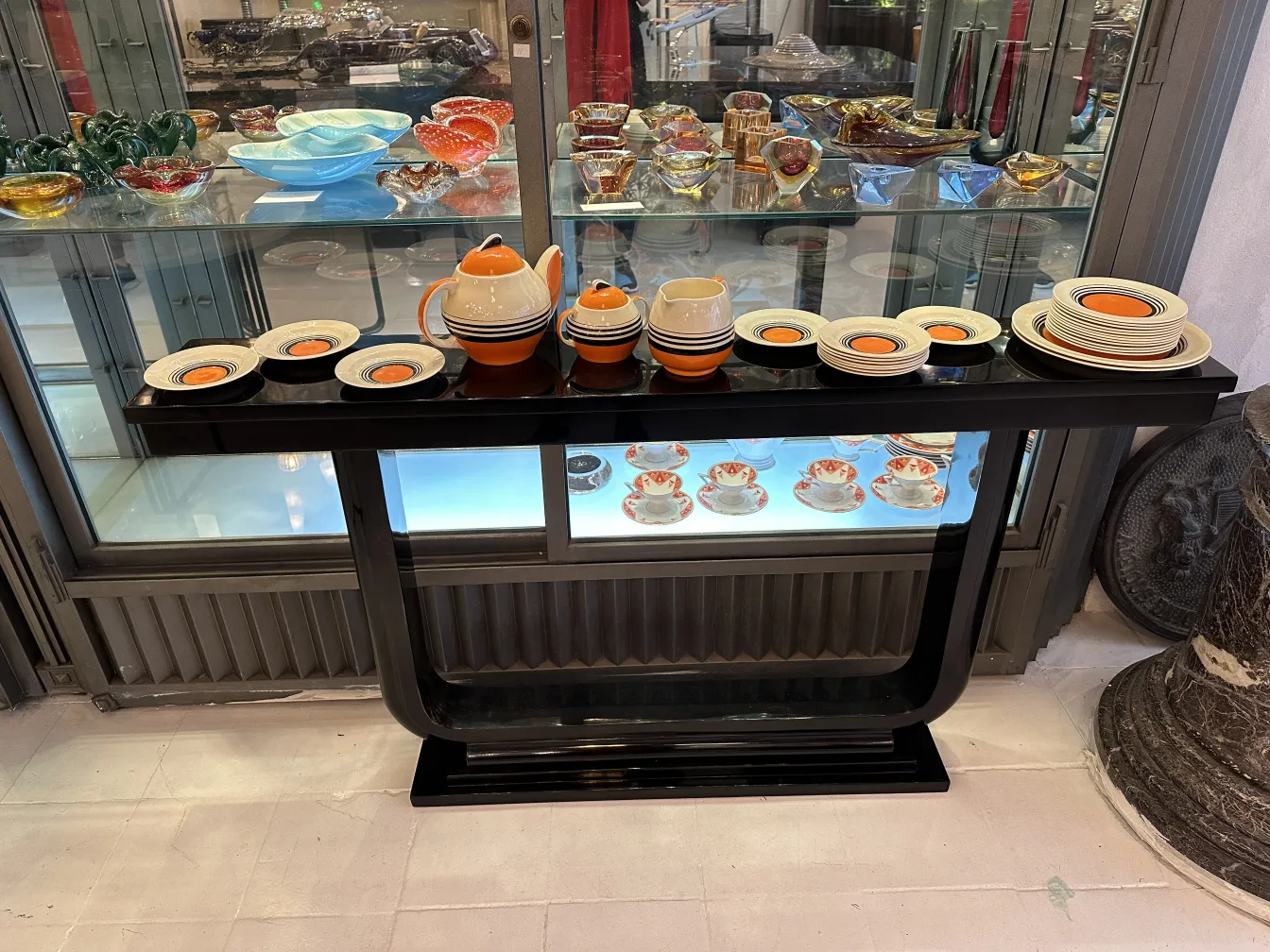 다채로운 세라믹이 전시된 고전적인 차세트