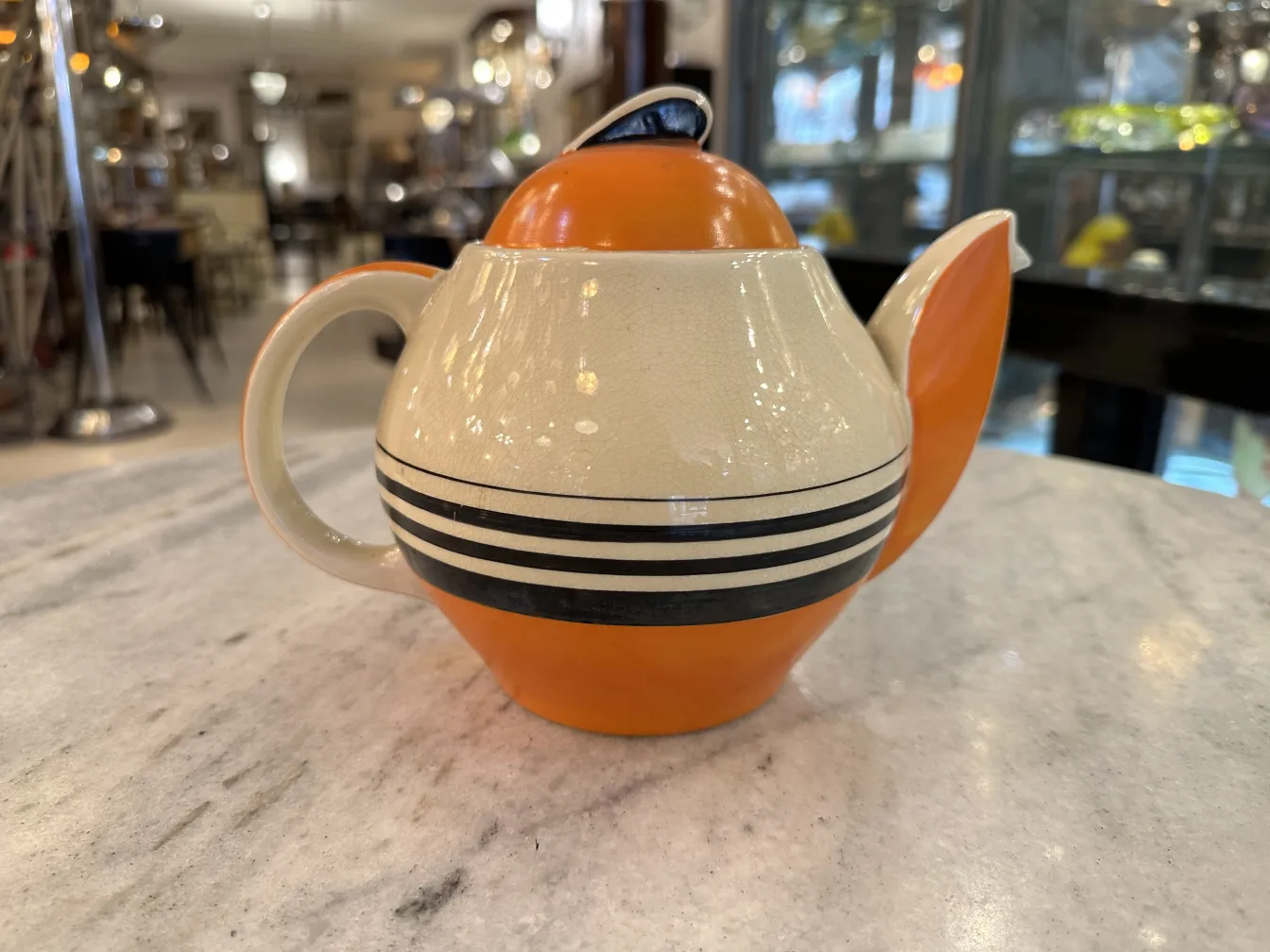 古董茶具，色彩丰富，带有大把手