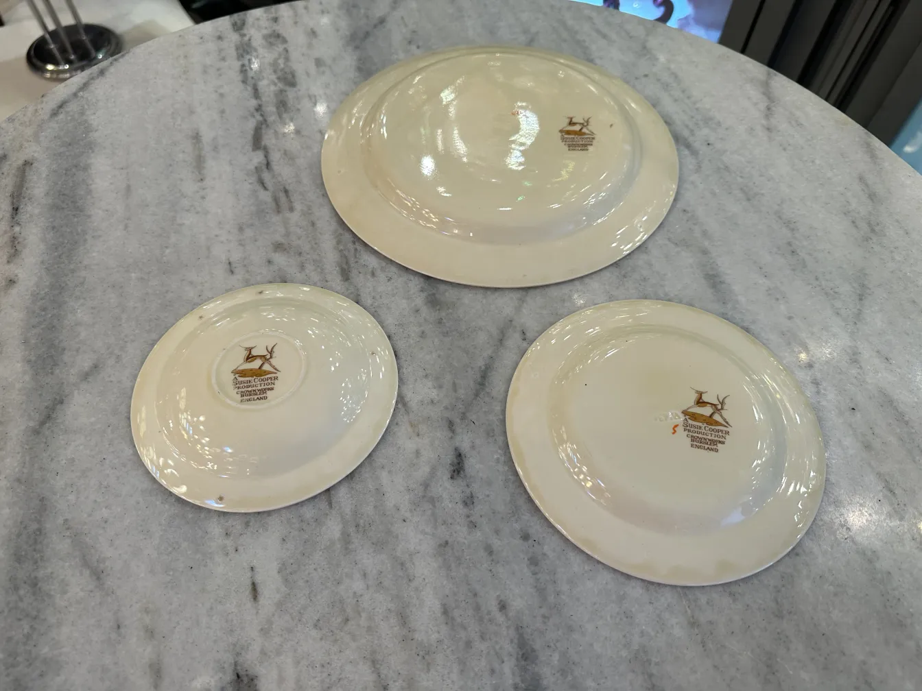 Conjunto de chá antigo com vários pratos na mesa.