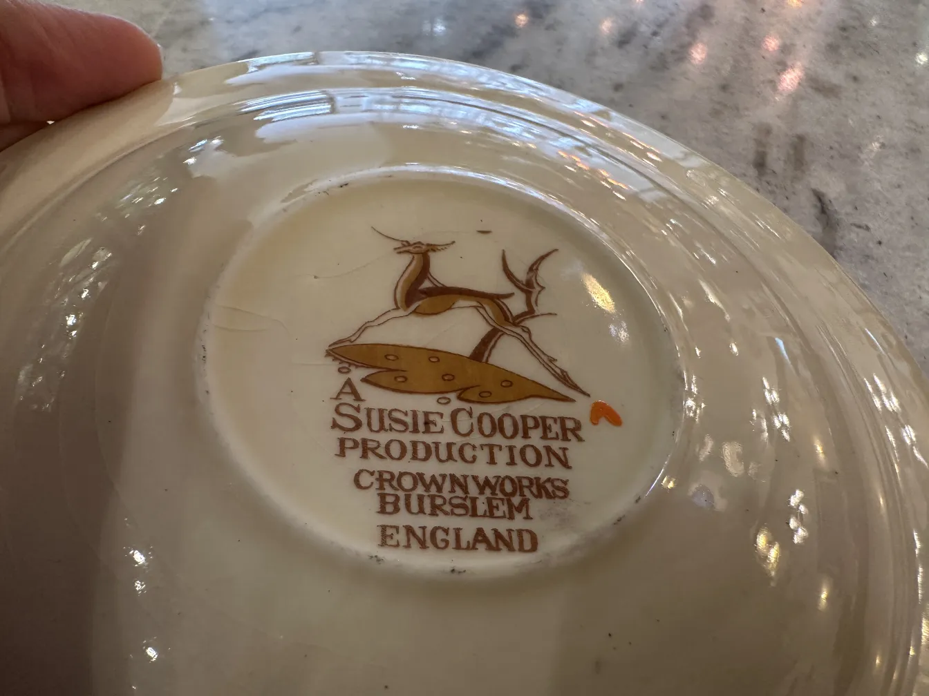 set da tè antico con dettagli artistici e design affascinante