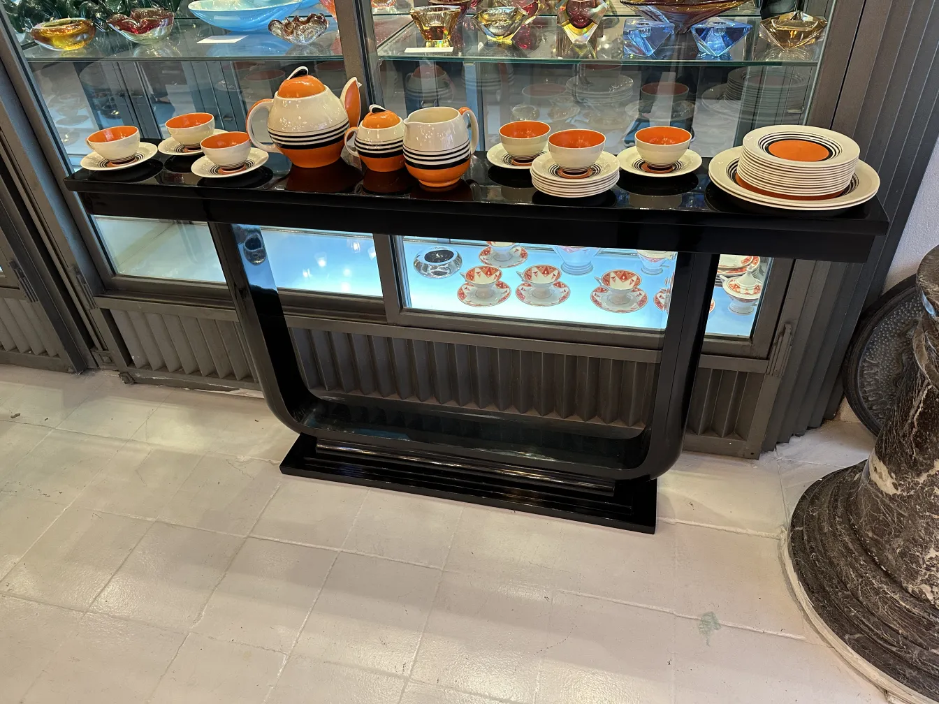 set da tè antico su tavolo nero, decorato con piatti colorati