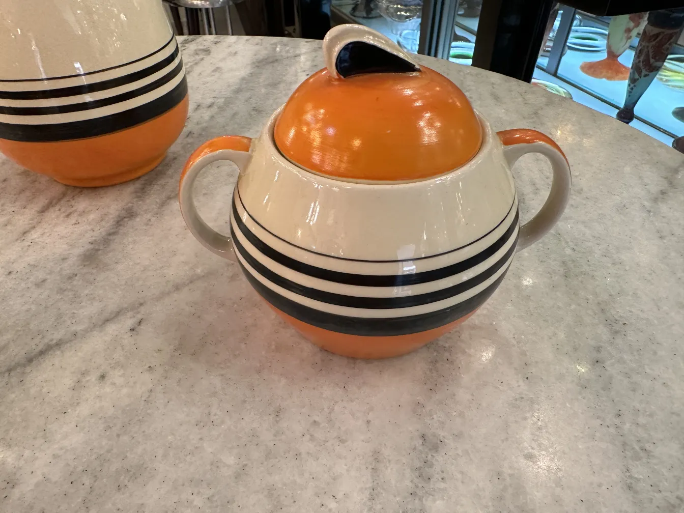 Conjunto de chá antigo com design colorido e listras