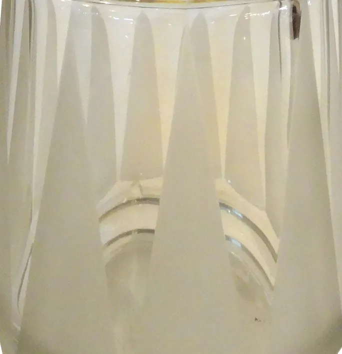 botellón antiguo con diseño triangular y elegante