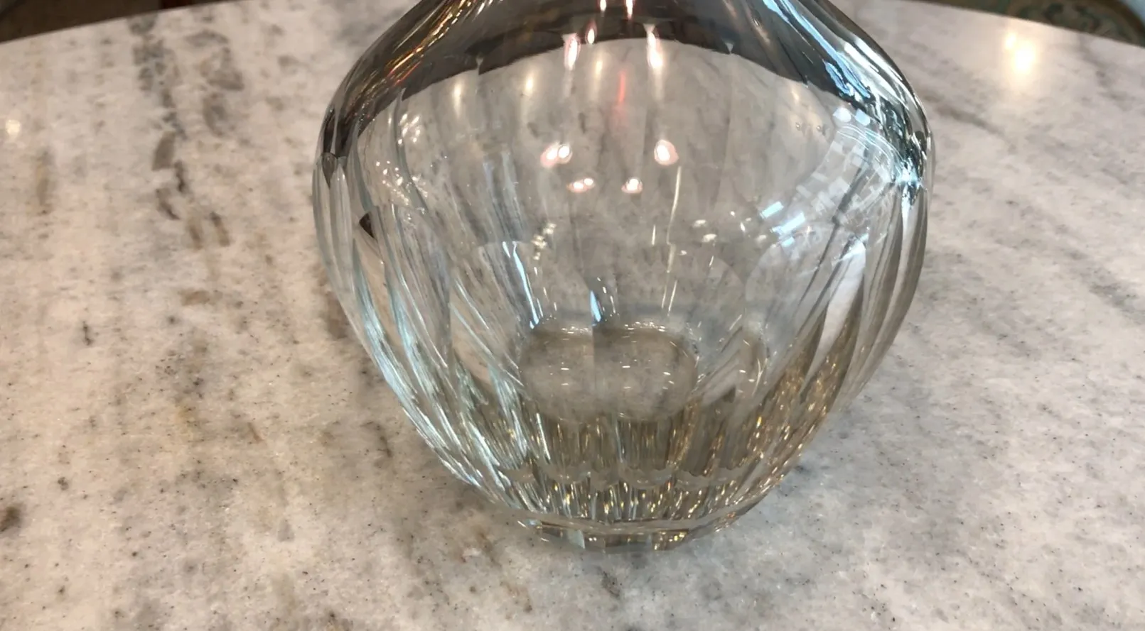 botellón antiguo decorativo con diseño elegante