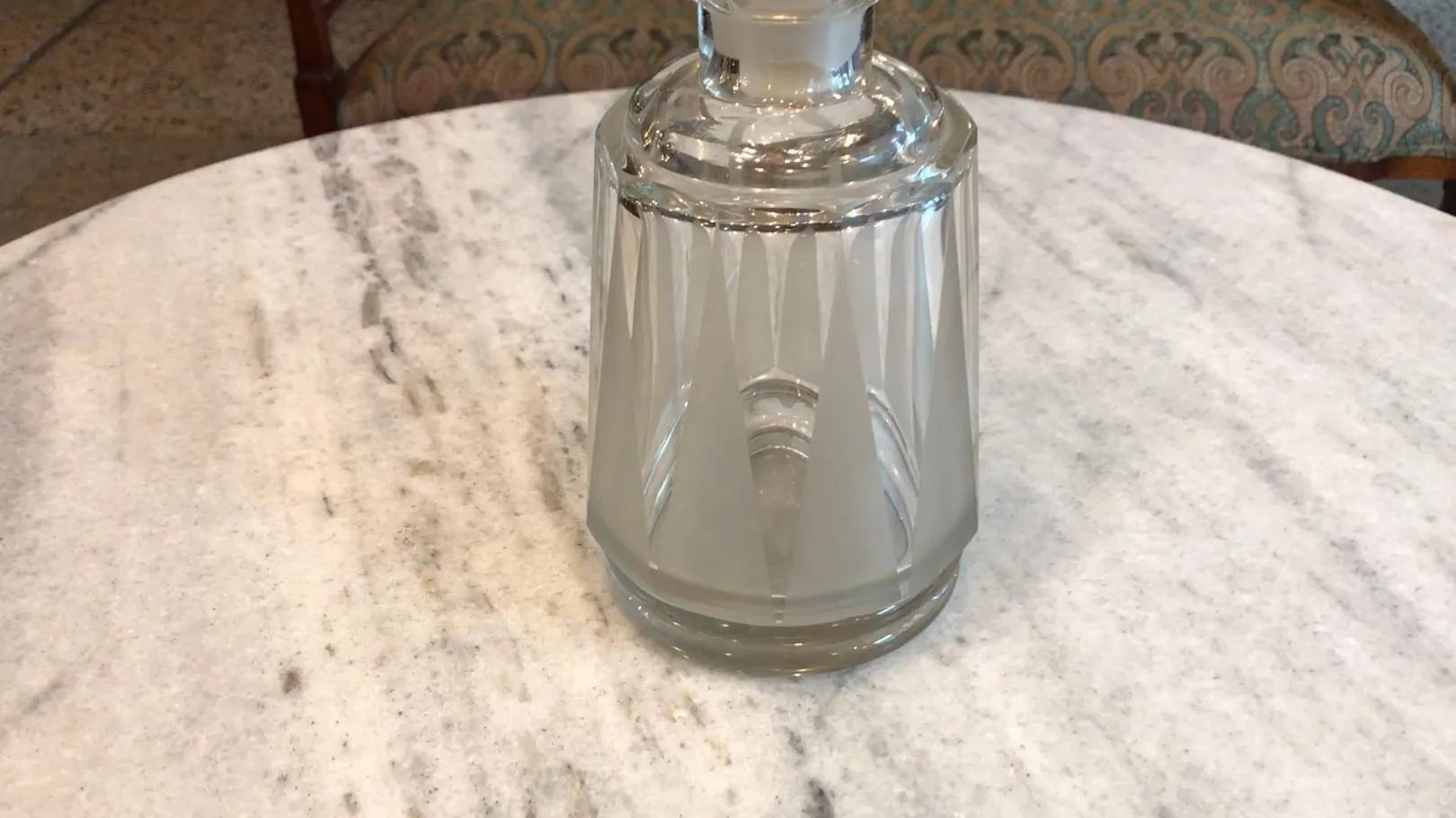 bouteille antique élégante sur une table en marbre