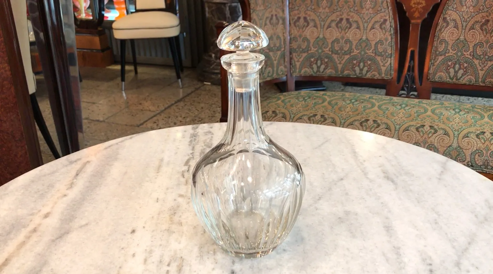 bouteille ancienne sur table en marbre avec fond décoratif