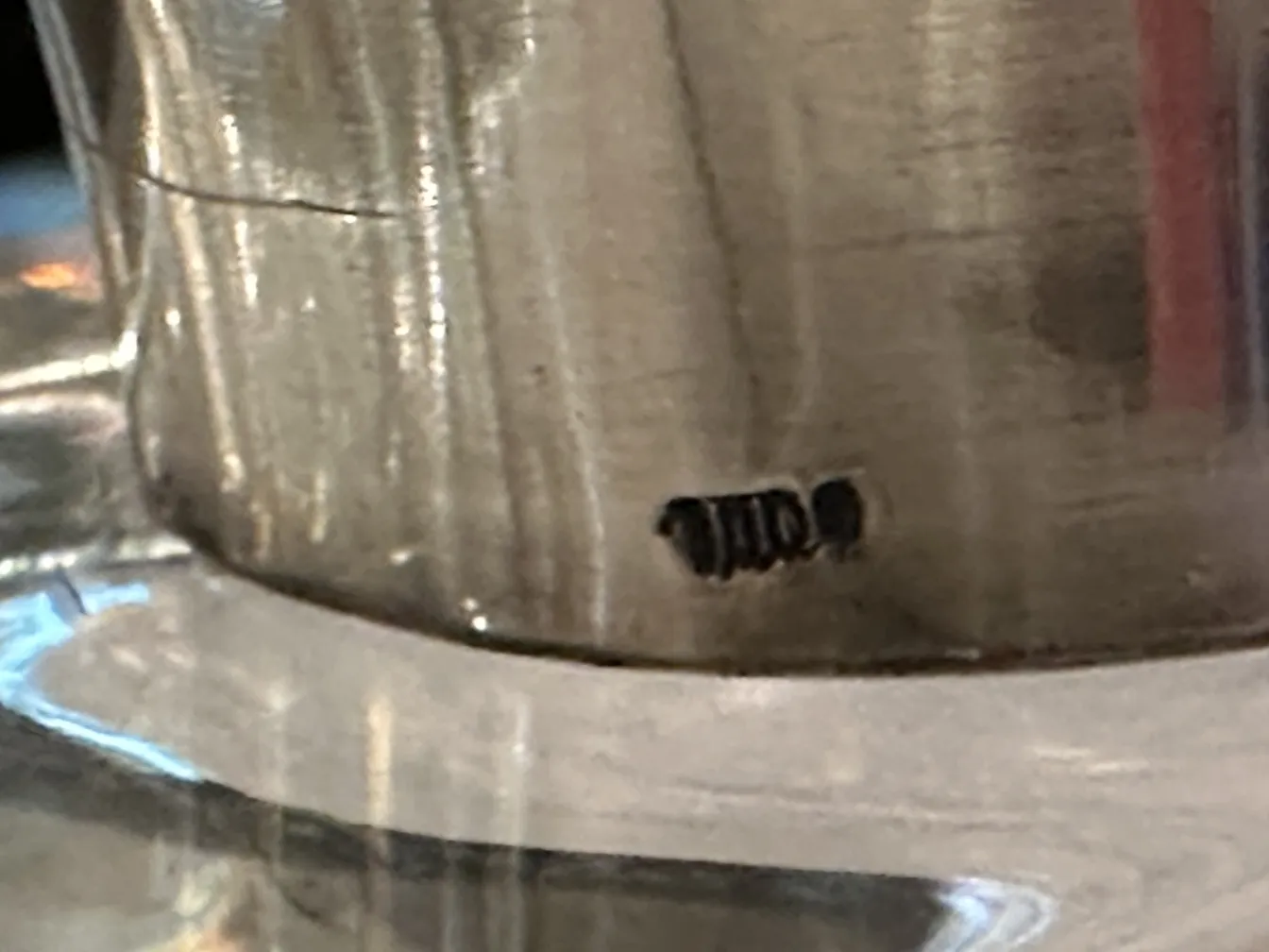 带有明显细节的古老玻璃瓶