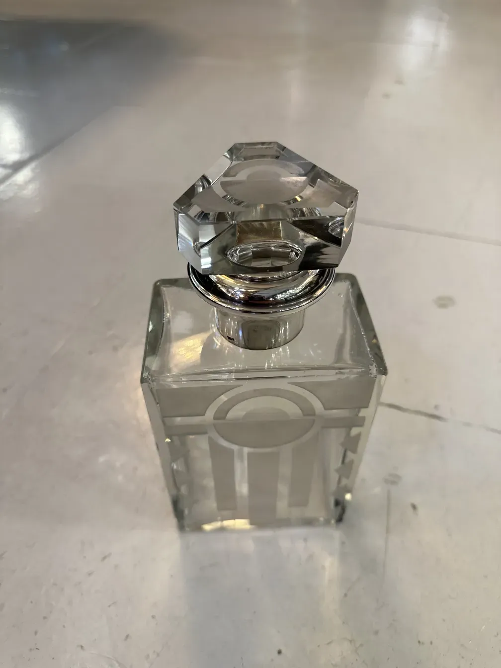 Antike quadratische Flasche mit dekorativem Deckel, klarer Boden.