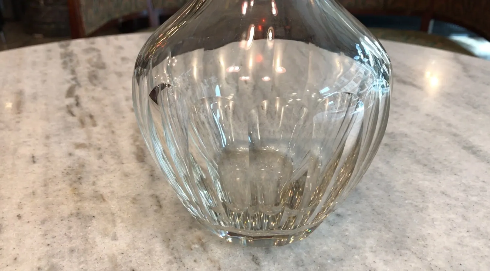 Bouteille antique avec un design élégant et distinctif