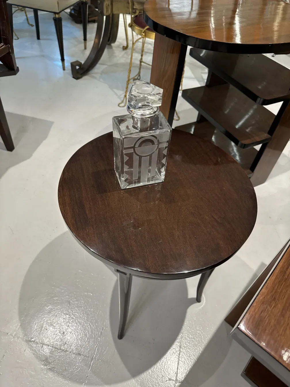 antike Flasche mit Glasdeckel auf einem Tisch