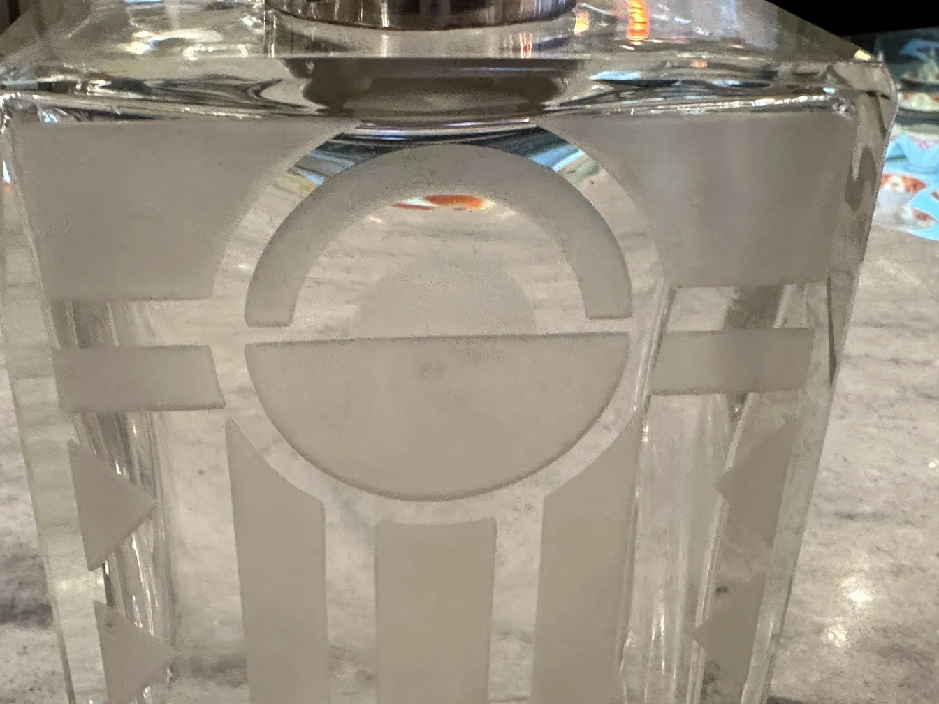 기하학적 장식이 있는 고대 병