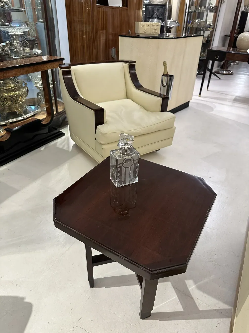 पुरानी सजावटी बोतल मेज पर, पृष्ठभूमि सुरुचिपूर्ण