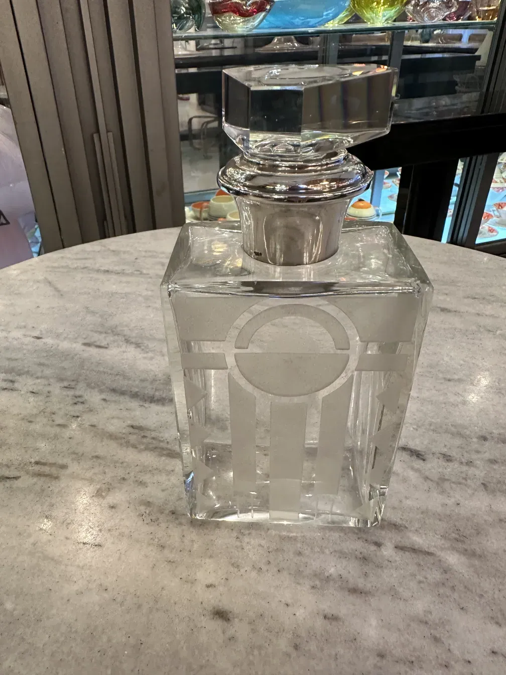 botellón cuadrado con tapa decorativa, antigüedad en un entorno único