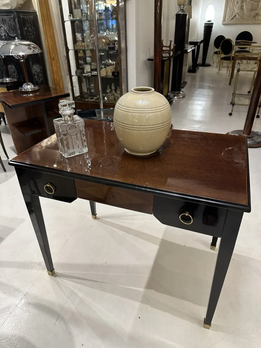 bouteille ancienne sur une table avec des objets décoratifs