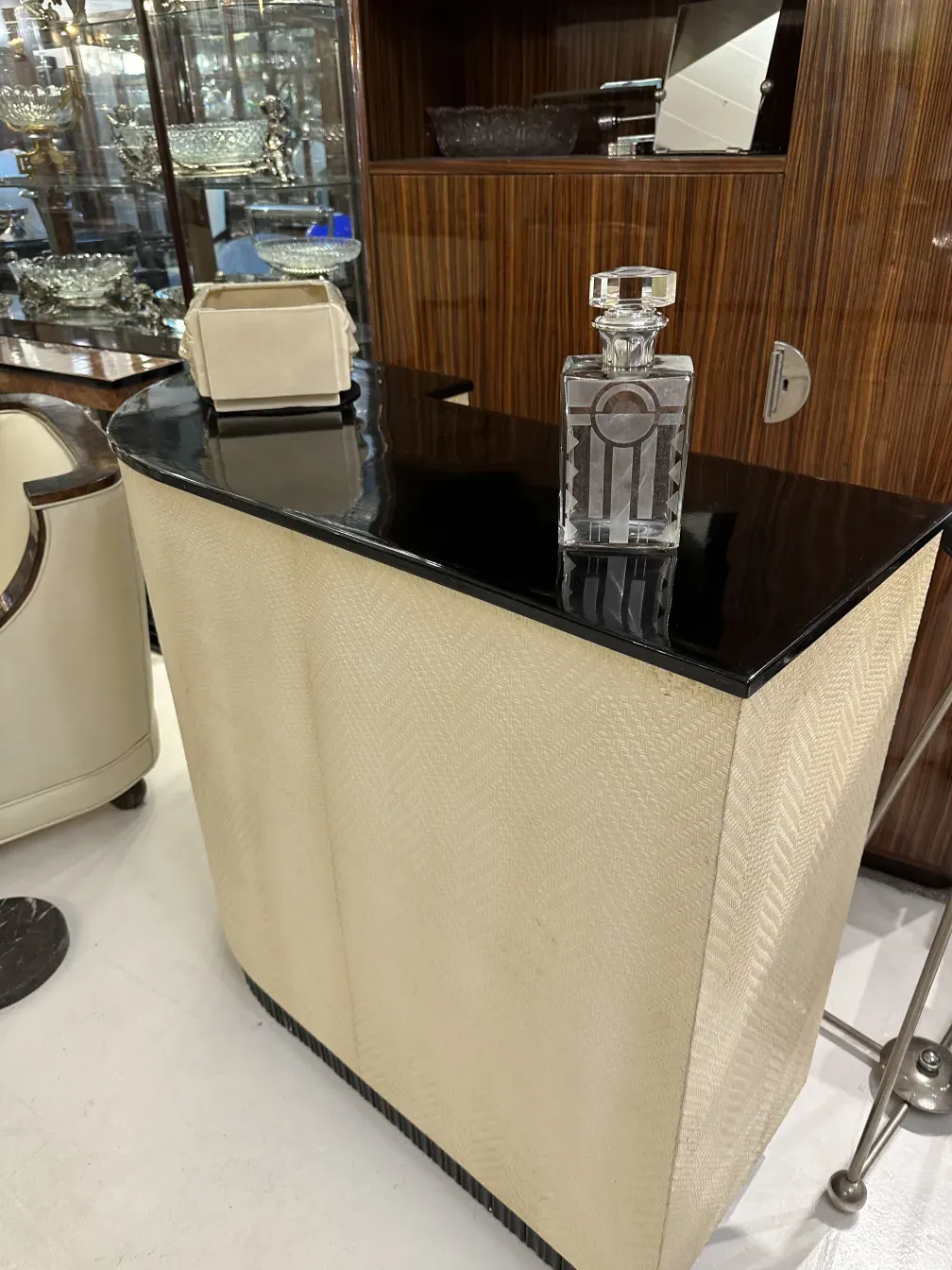 bouteille antique avec design décoratif sur une table