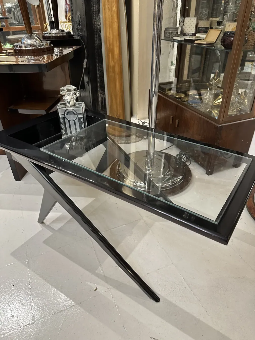 Bottiglia decorativa antica in esposizione, stile elegante.