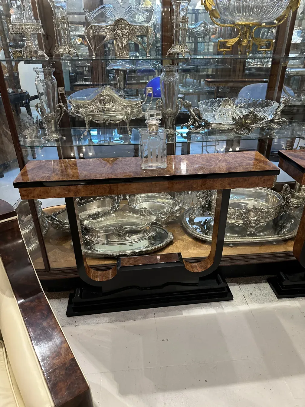 botellón antiguo con forma decorativa en vitrina