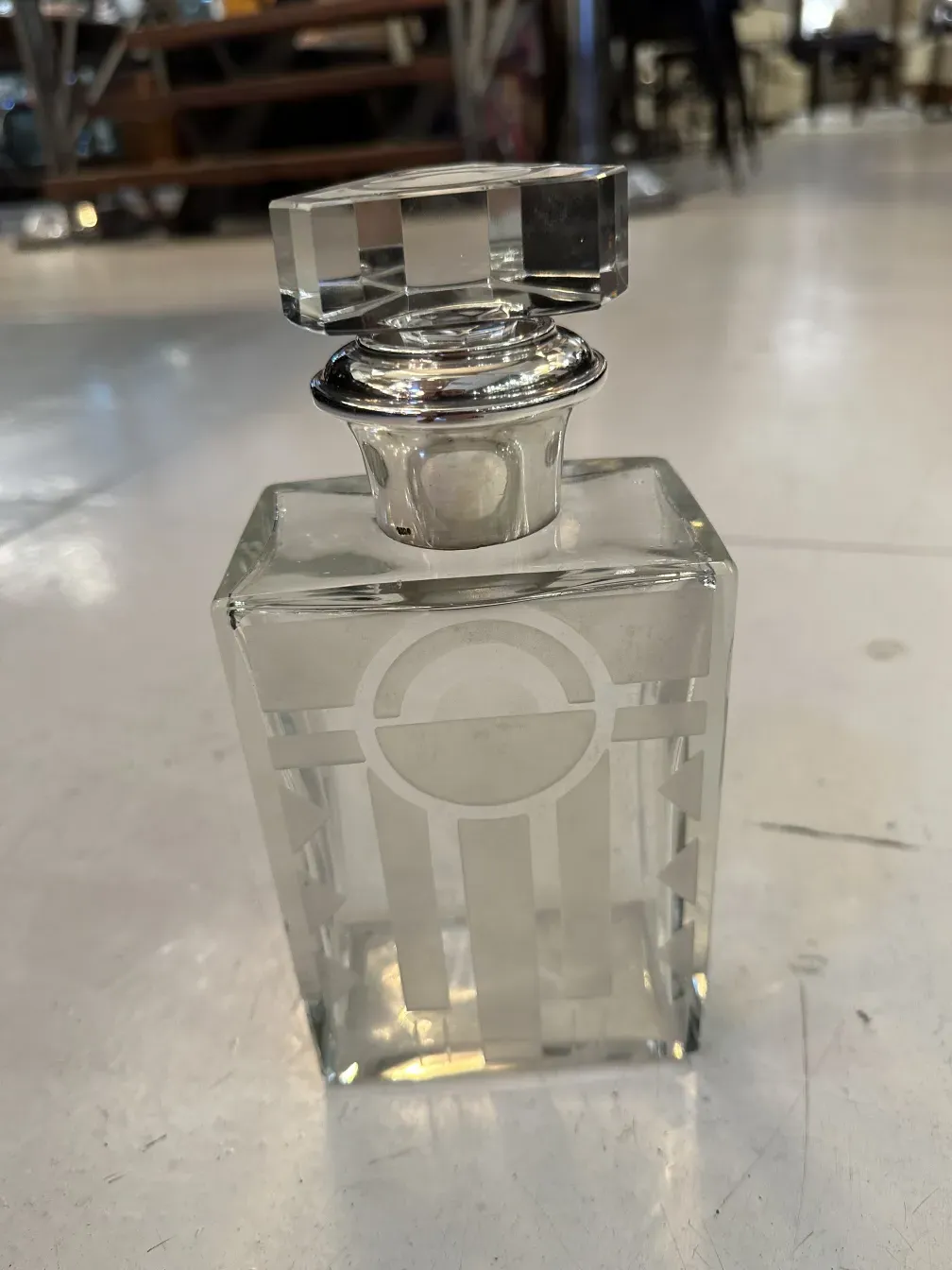 bouteille ancienne avec un couvercle en cristal et gravures fines