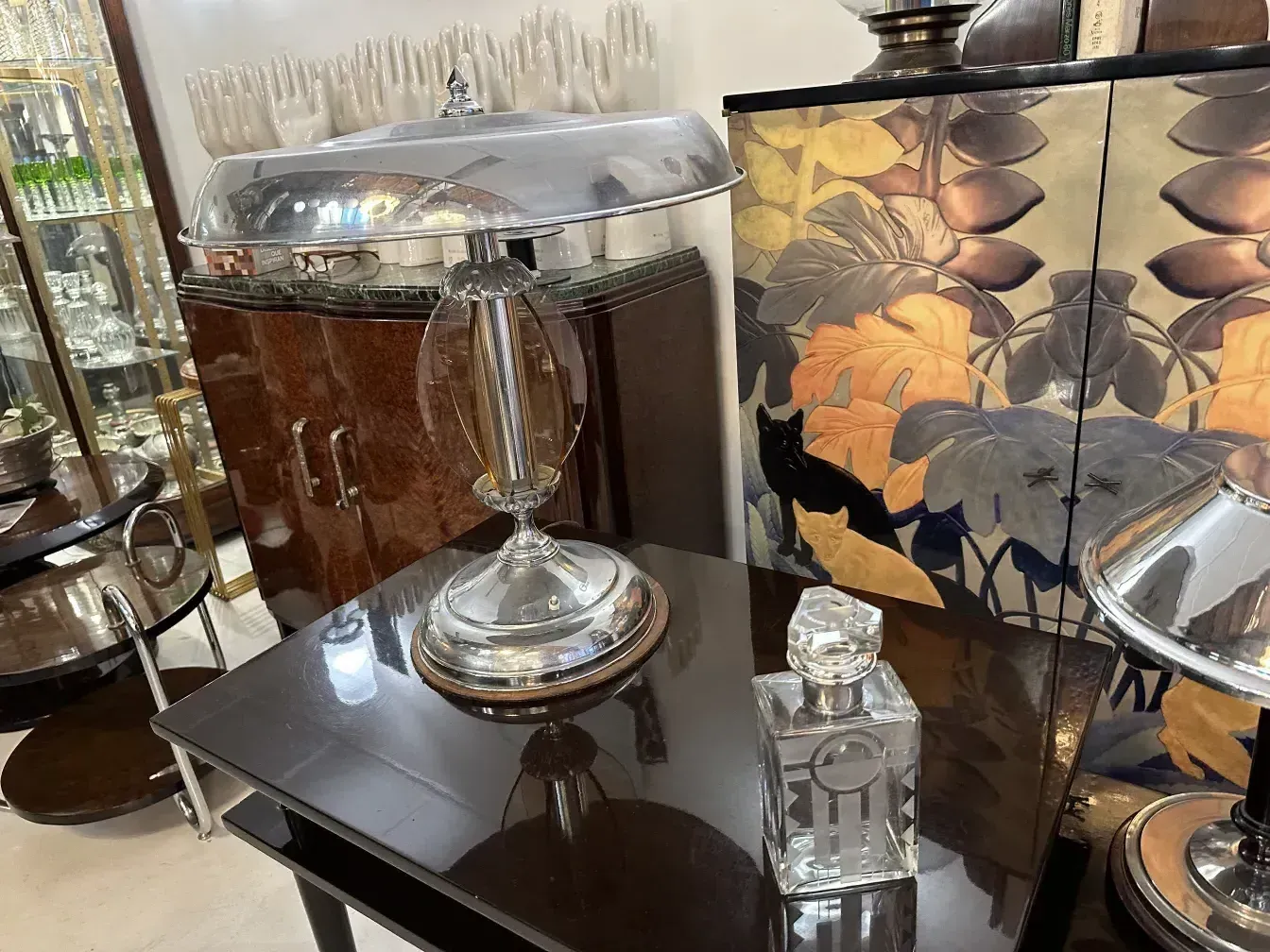 bouteille décorative sur une table sombre avec un design élégant