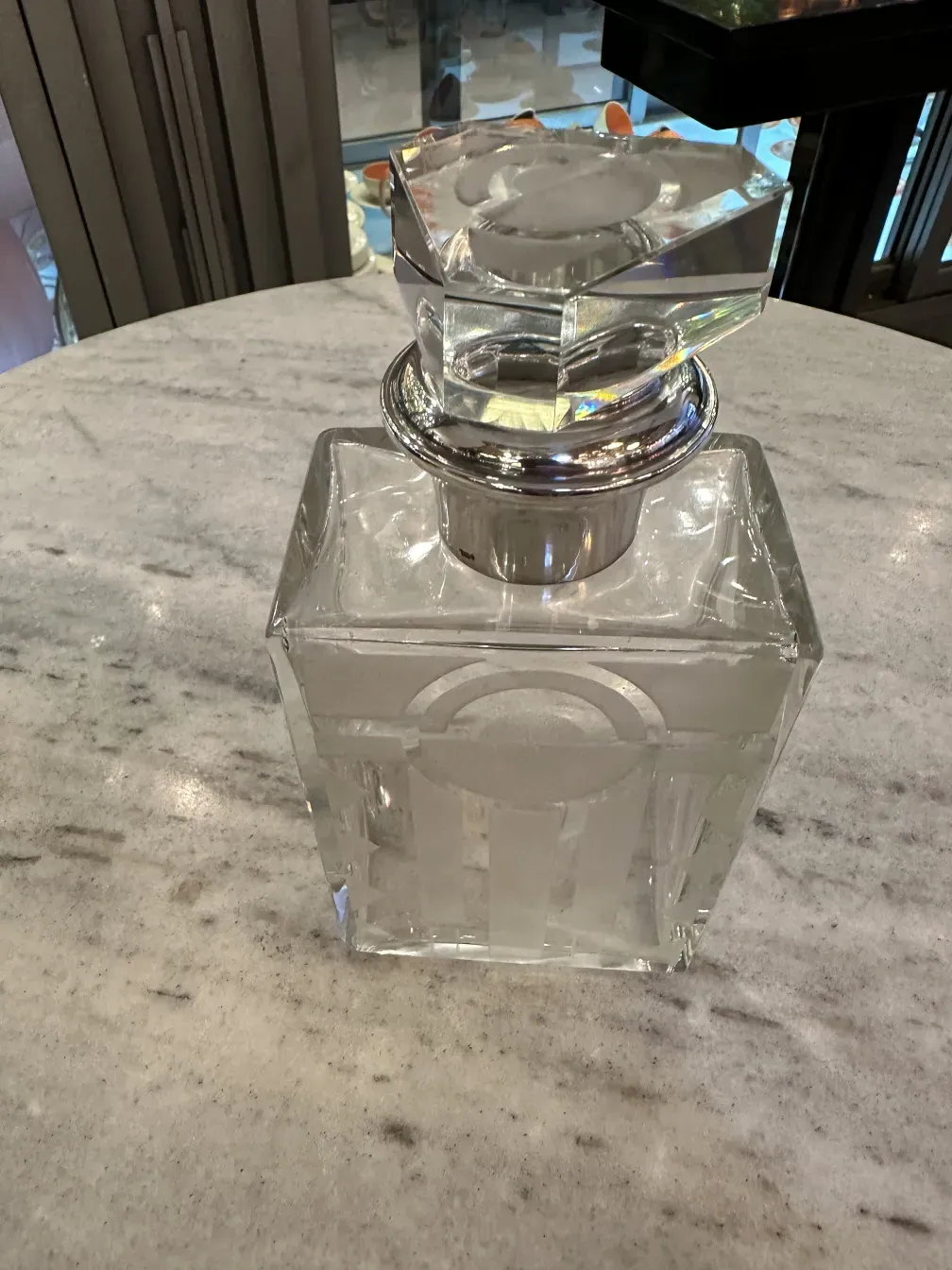 botellón antiguo de cristal con tapa decorativa