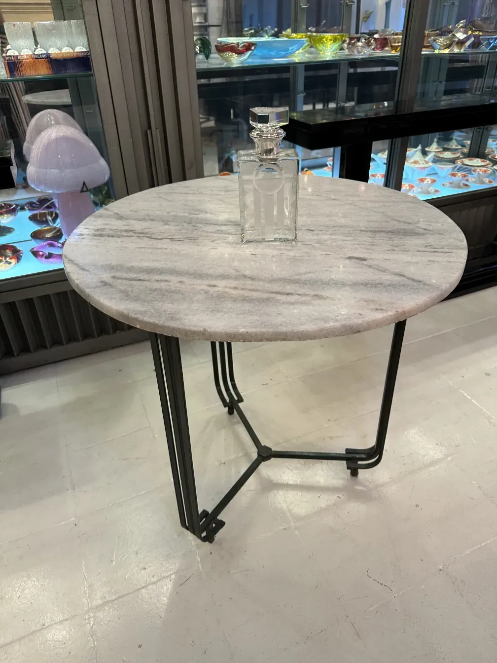 antike Flasche auf einem Marmortisch