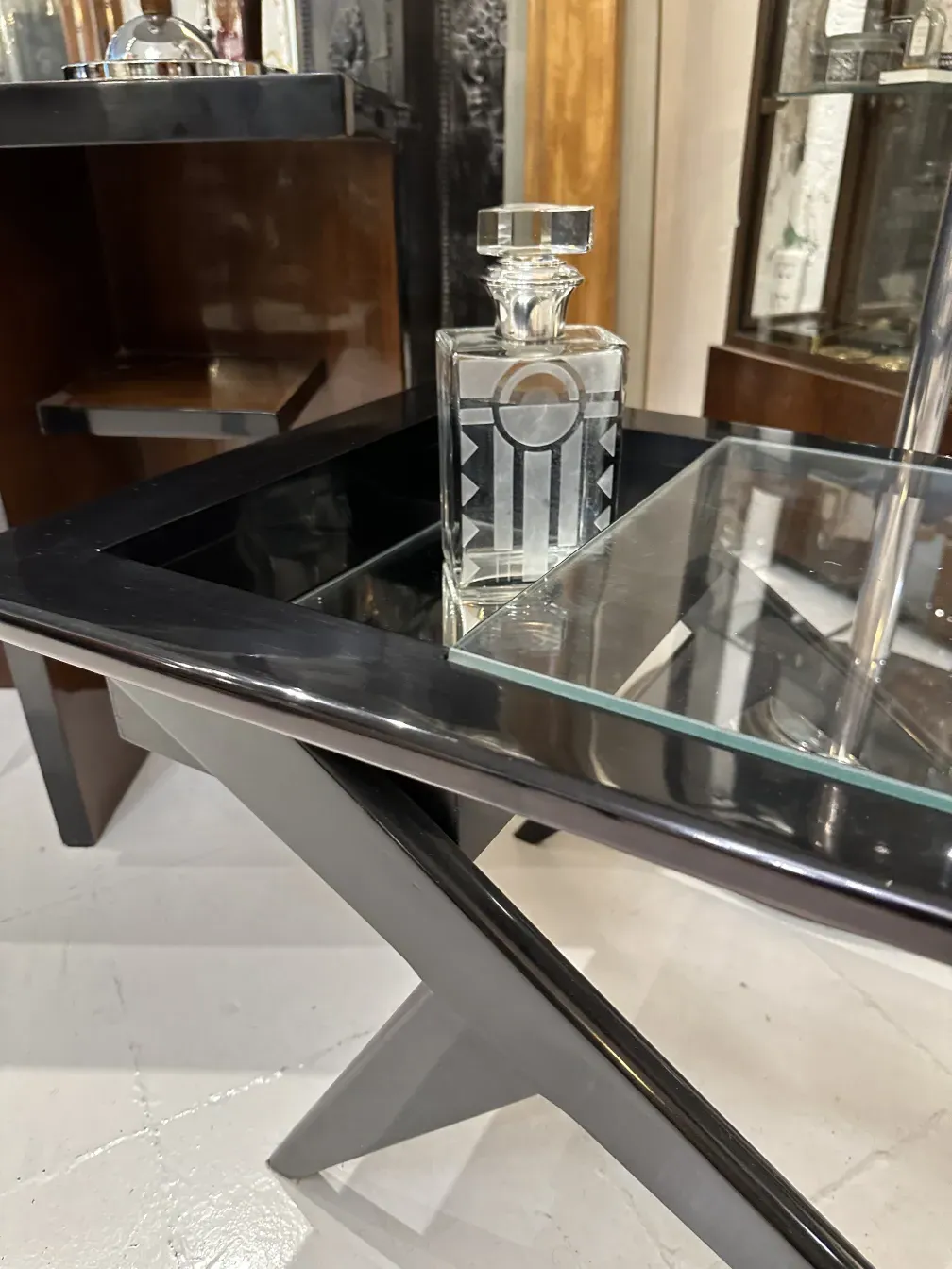 antike Flasche mit Kappe und heller geometrischer Dekoration auf einem Regal