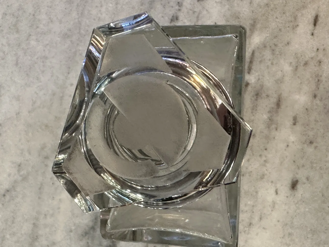 antike Flasche mit einzigartiger Form und klaren visuellen Details