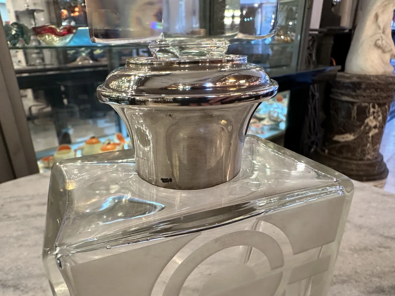 Bottiglia antica con coperchio metallico, dettagli raffinati, atmosfera vintage.