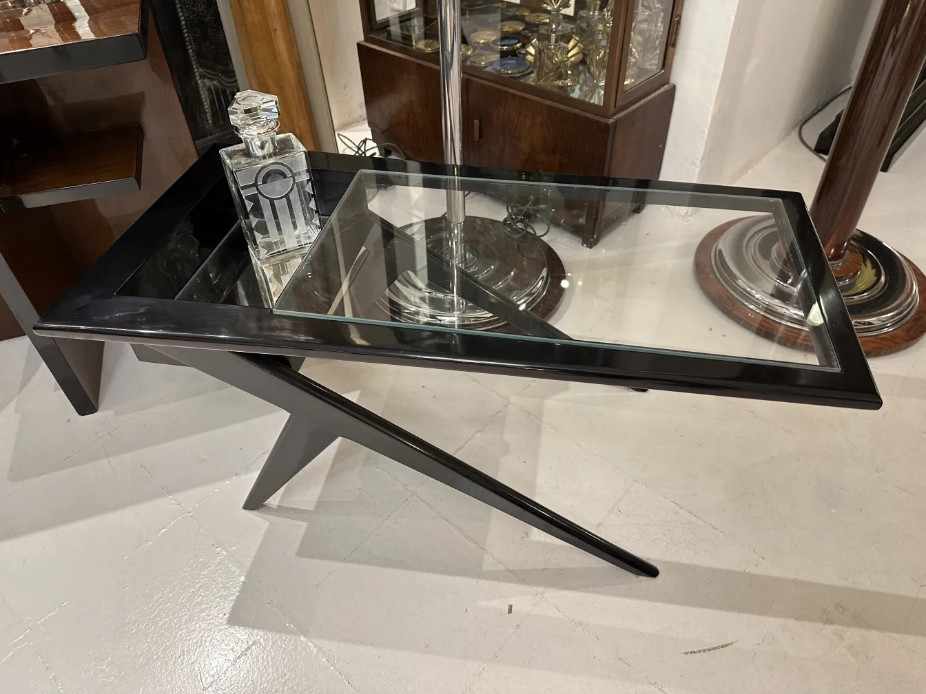 garrafa antiga de vidro com decoração na mesa