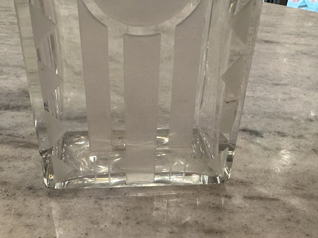 Antike Flasche mit sichtbaren Dekorationen und neutralem Hintergrund