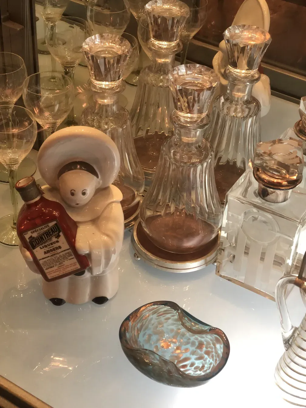 botellón antiguo en un entorno decorativo con cristal