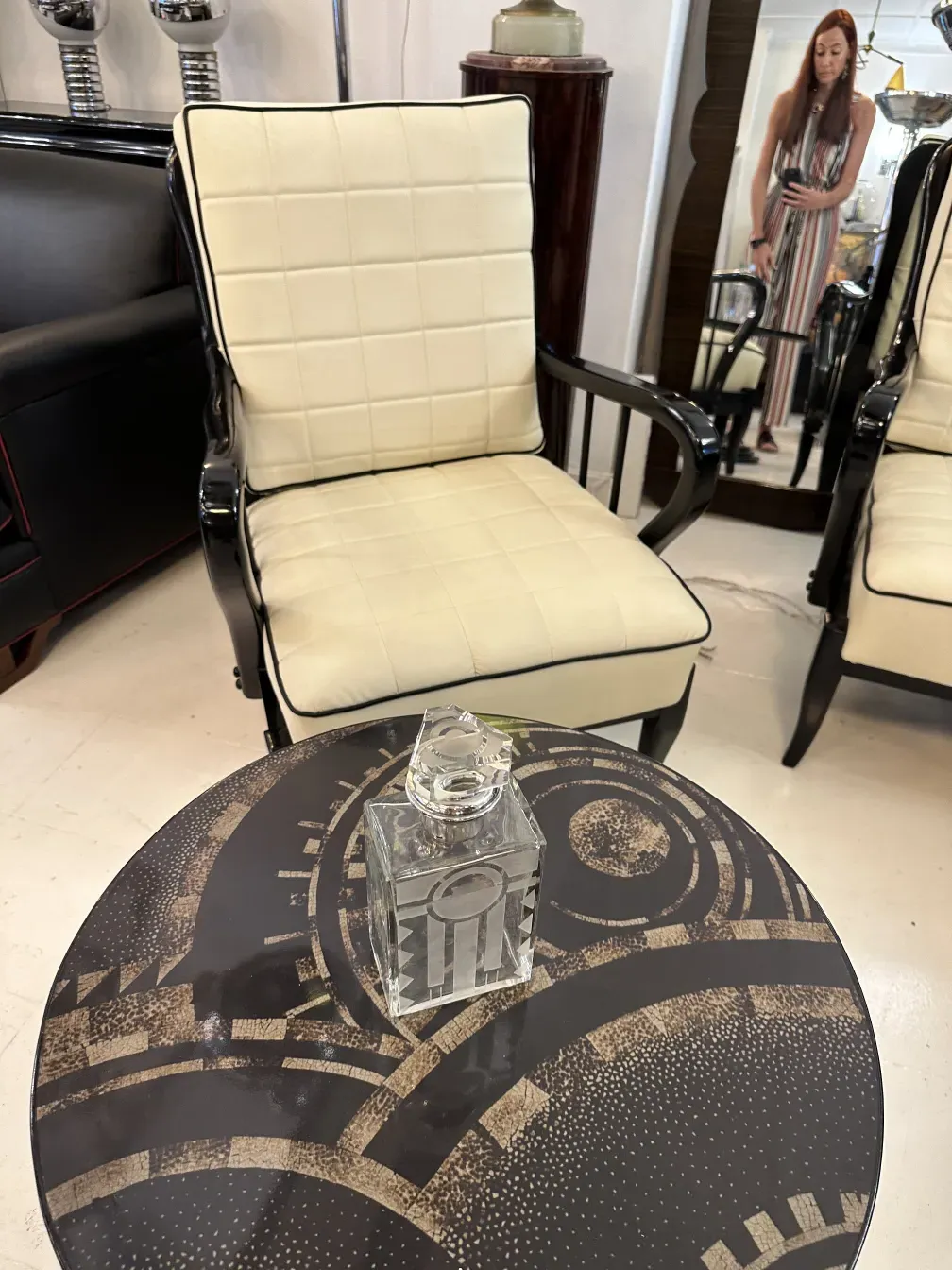 Ancienne bouteille en verre sur une table avec des chaises modernes