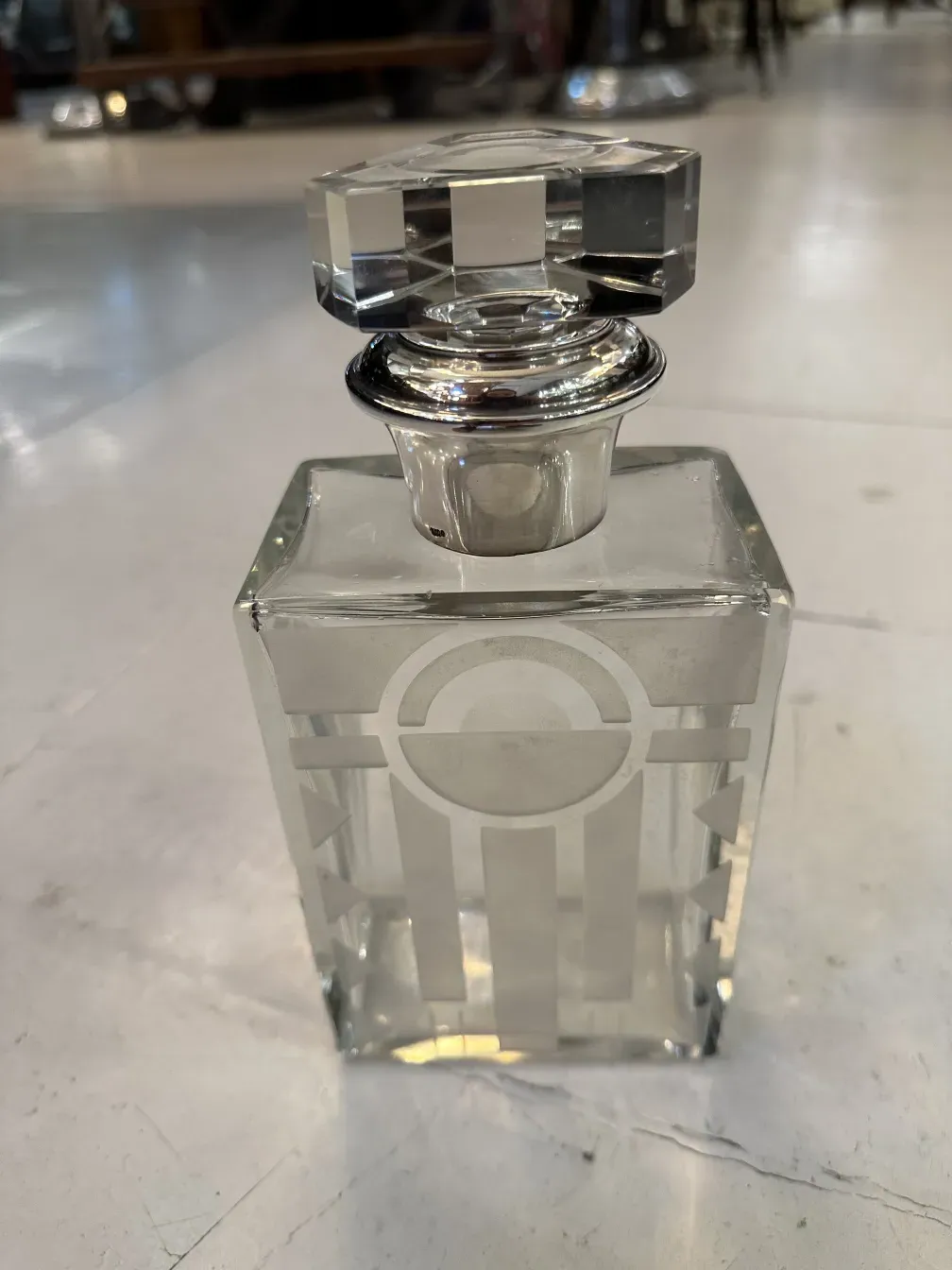 botellón antiguo de cristal con detalles decorativos