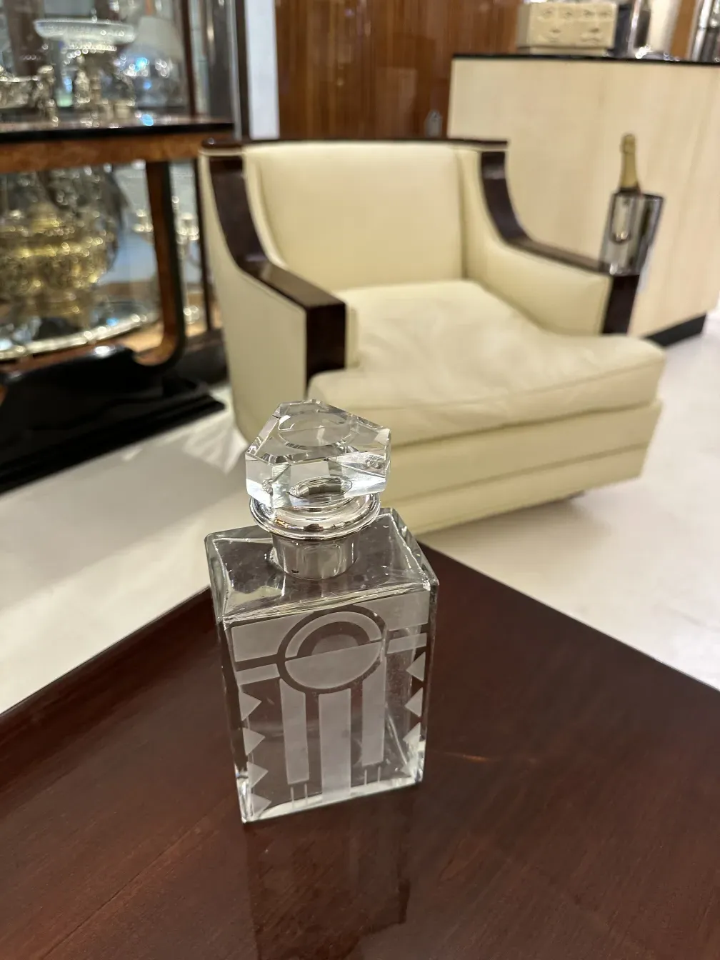 古董瓶，具有独特设计和瓶盖